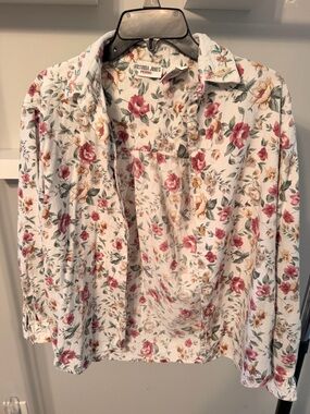 Victoria Jones Woman White Floral Button-Front Shirt with Pink and Yellow Roses